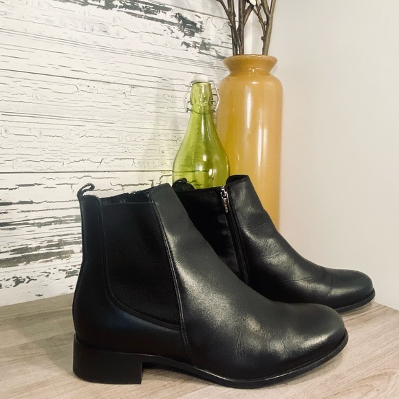 La CANADIENNE Black Leather Booties - Picture 1 of 15